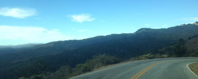 Estrada entre montanhas representando perseverança e reconstrução