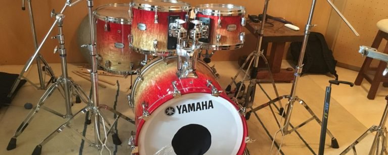 Bateria em estúdio durante a produção de um projeto musical