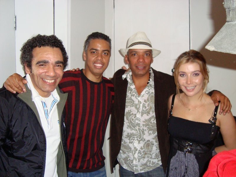 Simoninha, Max Viana, Yaniel Matos e Luiza Possi no camarim do Café Paon — São Paulo.