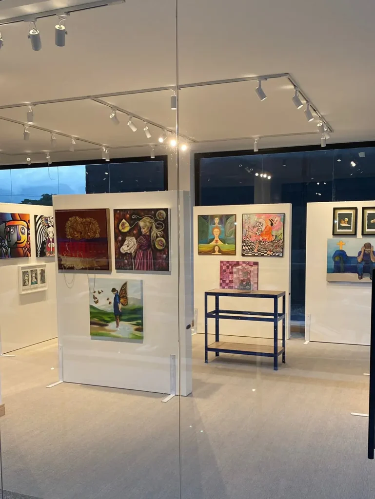 Primeira exposição da AGaleria Ubatuba, A Arte dos Arquétipos, inaugurada em novembro de 2022.