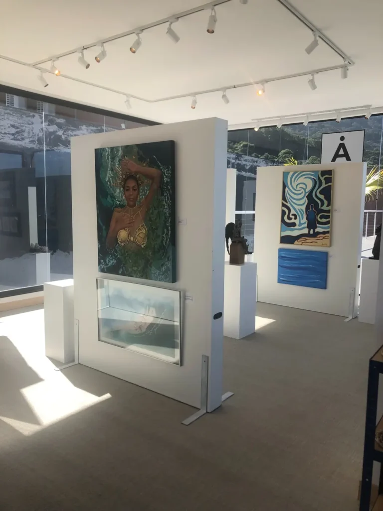 Obras da exposição Oceanos na AGaleria Ubatuba, com pinturas inspiradas no mar e na relação entre natureza e humanidade.