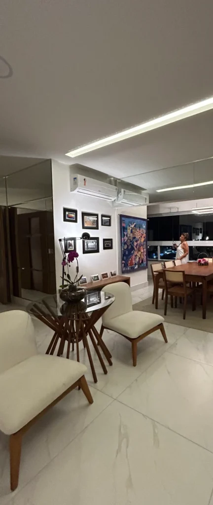 Exposição da AGaleria em Casa em ambiente residencial, com obras de arte integradas ao espaço.