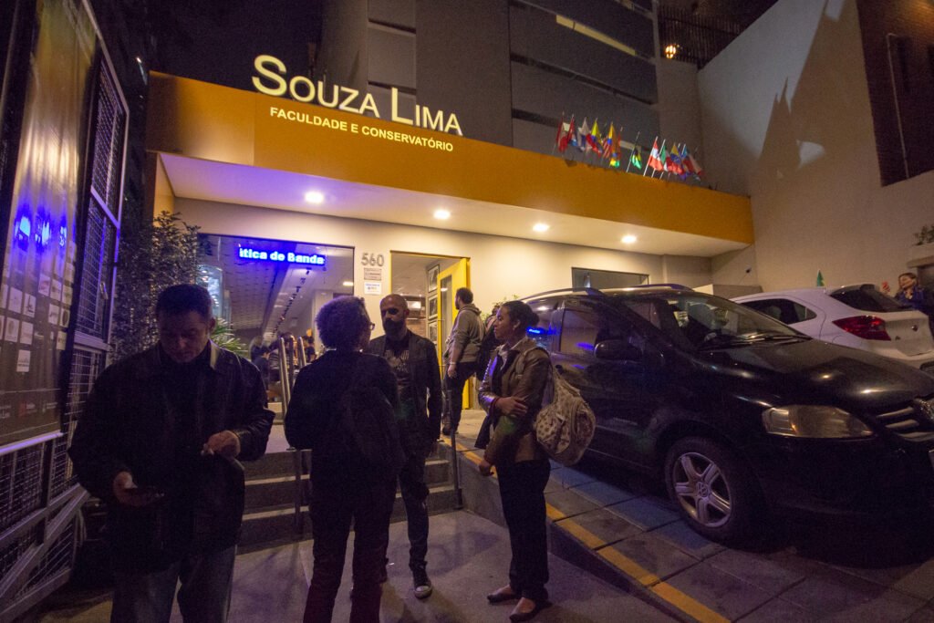 Público na entrada da Faculdade Souza Lima durante a programação artística — São Paulo.