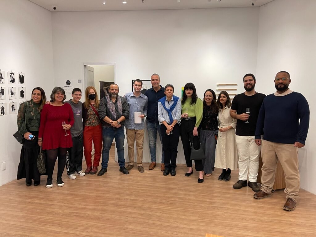 Equipe e artistas do projeto M.U.S.A no shopping parque da Cidade