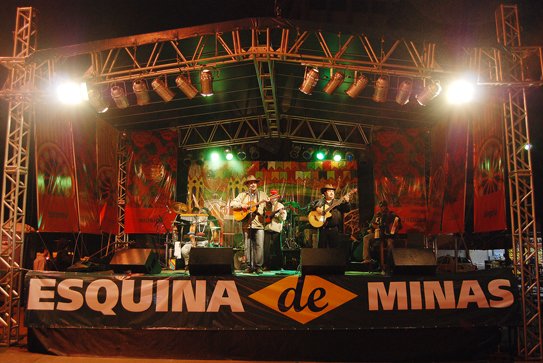 Palco do Esquina de Minas visto pela chegada do público, com a identidade visual do projeto — São Paulo, 2008.