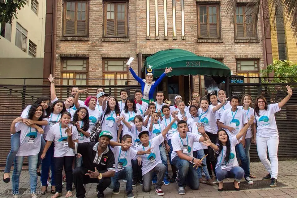 Equipe e alunos do Projeto Tocar reunidos após apresentação no Tom Jazz
