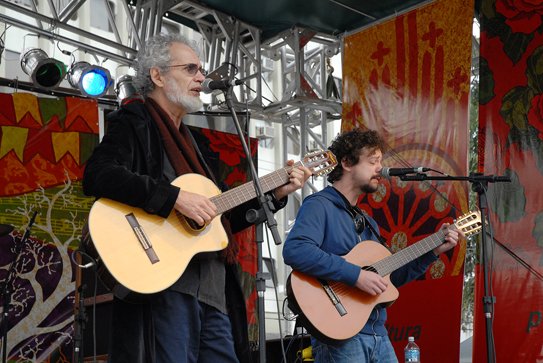 Renato Teixeira e músico convidado no palco do Esquina de Minas — São Paulo, 2008.