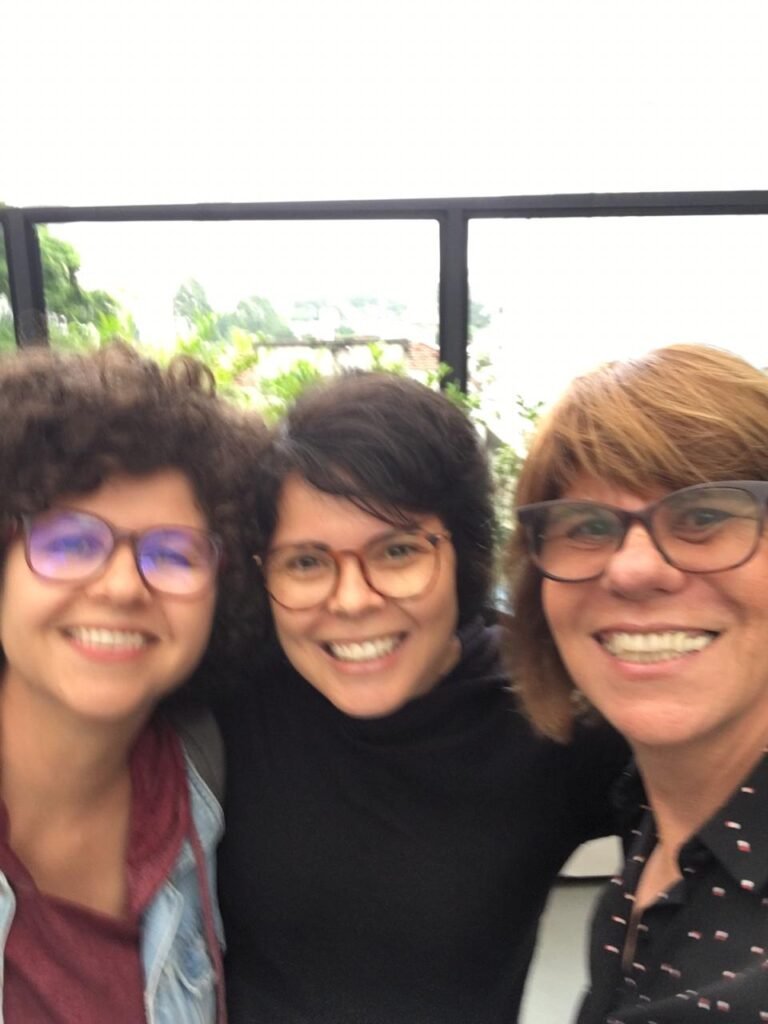 Dirce Abreu, Roberta Campos e Marina no palco da Faculdade Souza Lima — São Paulo, 2020.