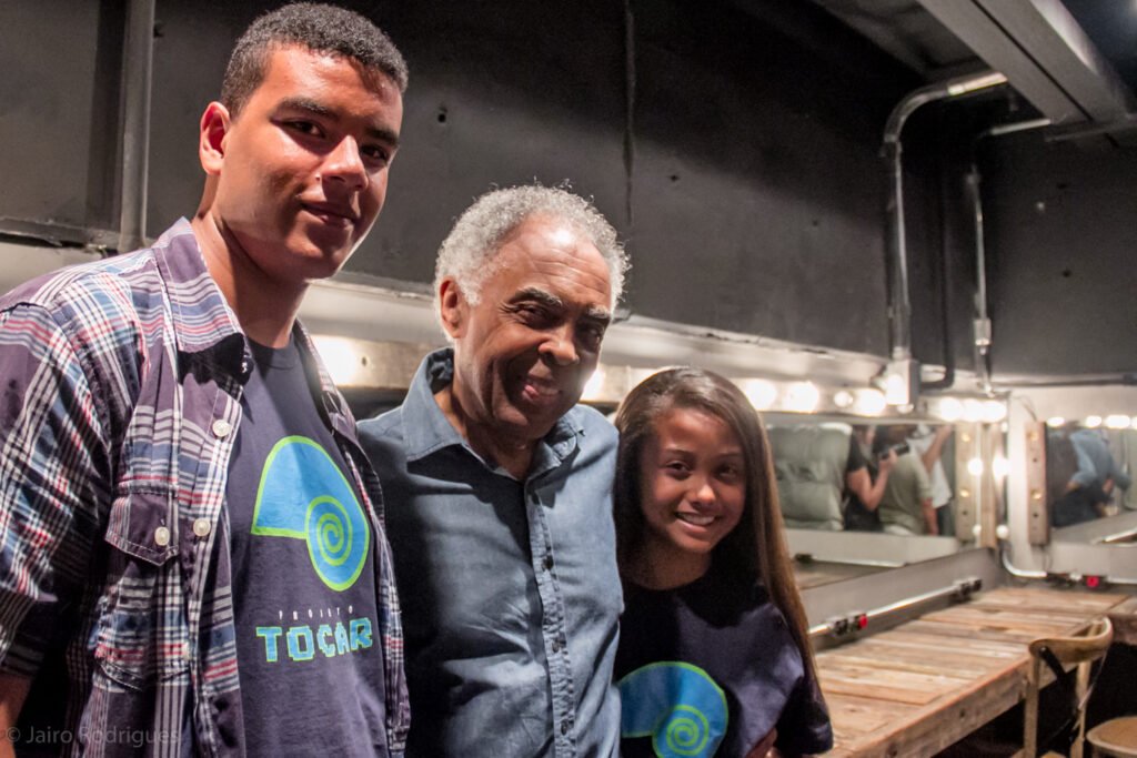 Gilberto Gil em encontro com participantes do Projeto Tocar.
