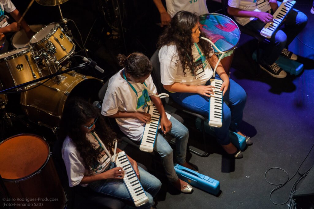 Estudantes do Projeto Tocar tocando escaletas no palco do Tom Jazz.