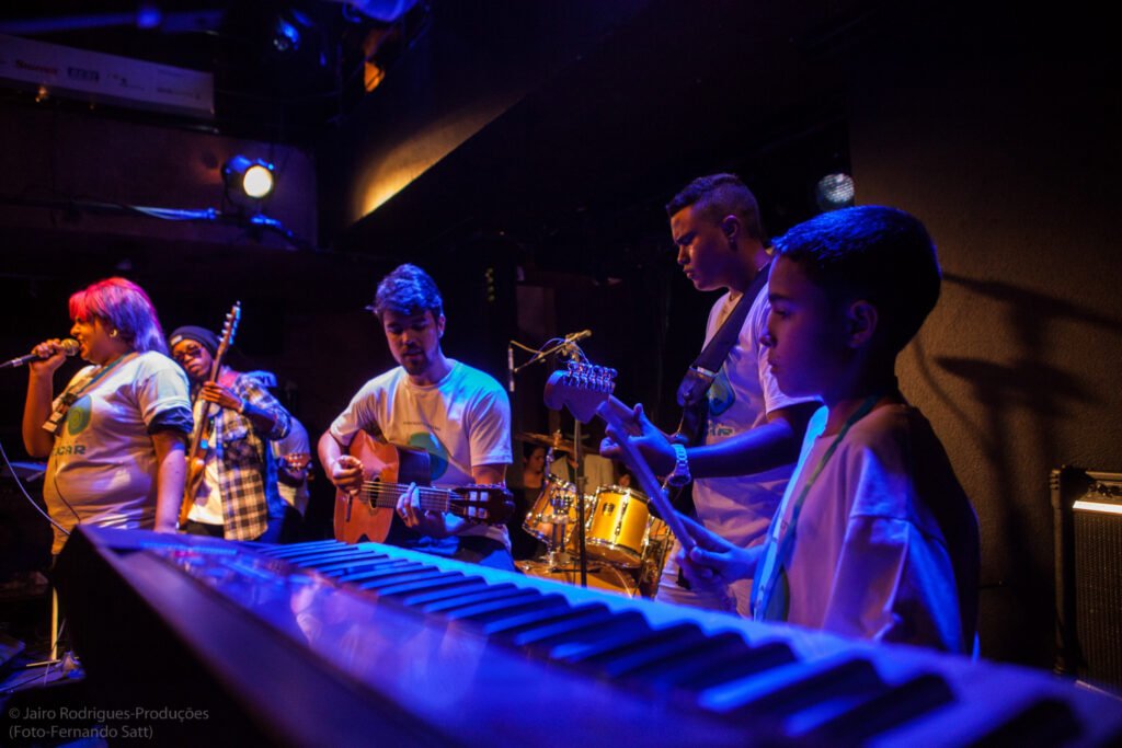 Alunos do projeto tocar em apresentação no tom jazz