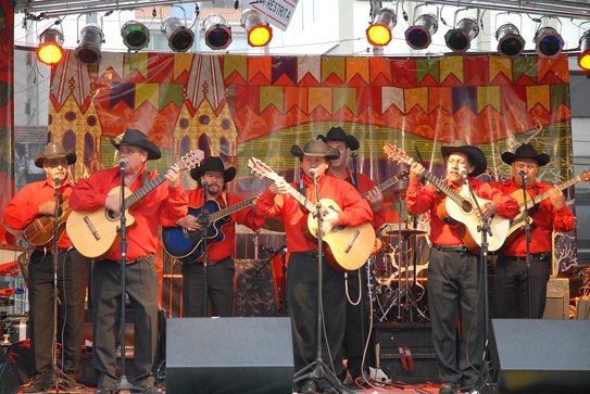Orquestra de violeiros do interior de Minas Gerais durante o Esquina de Minas — São Paulo, 2008.