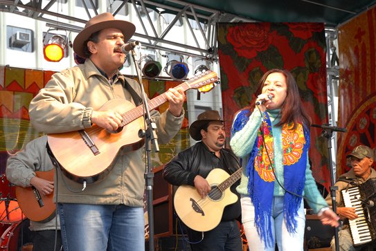 Alexandre Saad e Tetê Espíndola em apresentação no palco do Esquina de Minas — São Paulo, 2008.