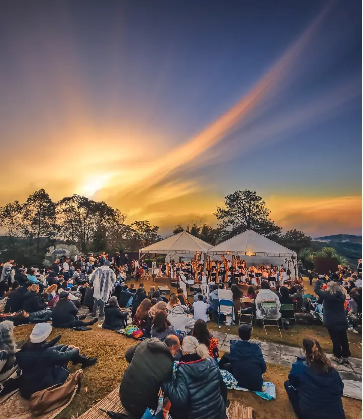Apresentação musical ao ar livre no Uaná Etê