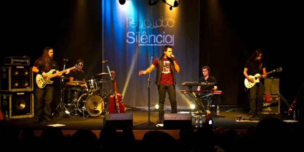Pedro Lobo e sua banda durante apresentação da fase do álbum Silêncio.”